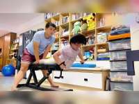 小女孩为练游泳也是拼了，这身体素质当特种兵也是绰绰有余