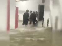 人怎么能闯这么大祸！业主私挖地下室，竟把河道挖通了！！！