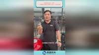 张雪机车820rr提了，上完牌就拉到店里展示很多人过来围观