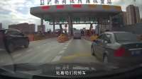 高速随意变道，只能送你上护栏了