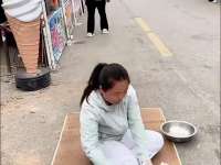 这年头生意不好干只能来摆摊了