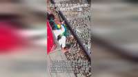 印度市民勇救被困火车底的妇女和儿童