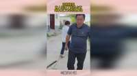 农村搞笑，有人钱掉了我想占有，网友正义时刻在身边！