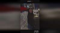 男子路过准备扶起摔倒女童，家长看到险些产生误会时她来了