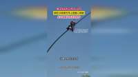 男子扮济公月入过万，躺20米高竹竿上翘二郎腿，从头到脚没防护