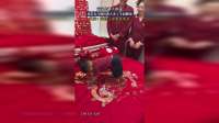 宝宝给新人滚床，非常卖力地给新人来了个前翻滚