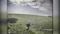 俄乌战争瞬间：乌军无人机爆炸后，俄军士兵被抛入水中
