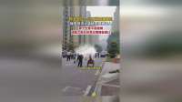小区消防演练保安手持灭火器喷向摆摊老人，物业：消防演练之前已多次劝离