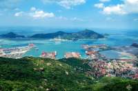 从云台山上俯瞰连云港港口，港口物流仍然是连云港的支柱产业之一