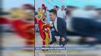 四岁半小花木兰边喝奶，边等待上场，师父让演唱完再喝，田佳卉不情愿的把奶瓶给师父，依依不舍的看着她的奶