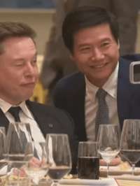 马斯克发布参加晚宴的视频 包含与雷军合影互动的场景