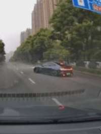 左拐绿灯刚亮一辆轿车极速冲出 下一秒失控撞上路边