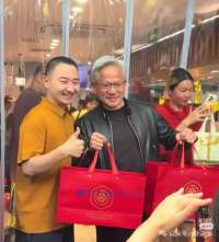 黄仁勋逛南锣鼓巷，手拿蜜雪冰城、还喝豆汁