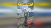 外卖小哥送餐时发现一条蛇，直接下车抓住蛇尾不停甩圈