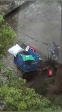 快递小哥冒雨送快递被偷 暴哭20分钟令人心疼