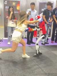 金发女孩街头与机器人打拳 胸前衣服晃动吊带都快滑落