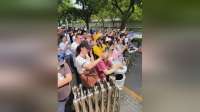 天坛外群众争相拍照，车队驶离引围观