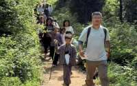 武汉爸爸带娃爬山6年，一年爬50多座，班主任：孩子主动要求运动会跑1500米