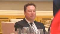 马斯克成晚宴全场焦点，网友直呼“性格内向者的天花板”
