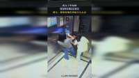 两女子坐电梯，按亮所有楼层后离开