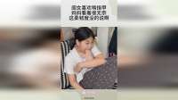 闺女喜欢啃指甲，妈妈看着很无奈，这柔韧度没的说啊！