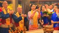 绝美！刘涛亲赴天后宫拜妈祖，手持清香眉眼含笑，见者好运连连