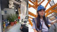 “00后”女孩在百米高空开塔吊，将不到六七平米的空间，打造成自己第二个家