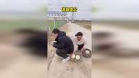 玩手机入迷了，逗逗他看看他什么反应
