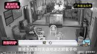 那个带红色头盔的人，看来不是单单的送货员