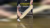 男子将板材放进液体中，不一会儿表面就覆盖上了纹路