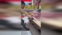 摊主用一把小刀割猪皮，丝滑地将整张皮切下来