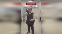 男子往后倒的瞬间，身上的气囊会瞬间打开