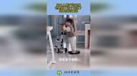 穿大人鞋子的小孩，也是到了这个年纪了，网友挺可爱的！