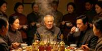 外公请客开了7瓶好酒，结账时当众呵斥我爸“还不去结账！”