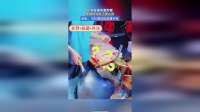 小伙在夜市卖炒饭，把锅给掰成了爱心状