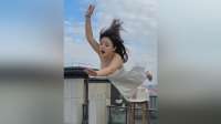 美女“跳楼式”下凡，小伙看傻眼：这差别也太绝了