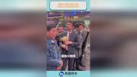 魏建军在看改装的长城炮，口袋的华为折叠屏都掉过来了！