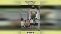 两男子街头激烈干架，白衣男子出拳迅猛，一拳直接对手