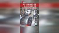 小车车主遇电动车挡道果断连踹带推