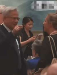 黄仁勋出席中方欢迎晚宴 与金发女郎交谈时手舞足蹈