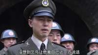 城门口来个乞丐，军官狗眼看人低，一亮身份军官当场就怂了