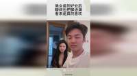 美女尝到好处后，瞬间也把脚涂满，看来是真的喜欢！