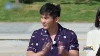 不愧是维密超模！何穗穿三分短裤走秀，满屏都是白皙大长腿丨综艺