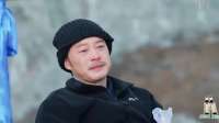 周深与张真源试戴眼镜对视笑场，郑恺称其加入跑男后增添新色彩