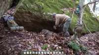 电闪雷鸣感觉暴雨马上来临，特种兵迅速躲藏石缝，猛兽也难以发现