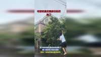 男子晒邻居丞磊家的枇杷熟了，摘一把来吃不要太惬意