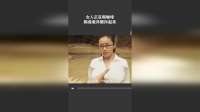 女人正在喝咖啡，胸竟诡异颤抖起来
