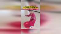 孩子们练习武术走盆，从十八斤特厚盆到现在两斤空盆，网友：台上一分钟 台下十年功