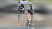 萌娃认错妈妈，抱着陌生阿姨的大腿半天没反应过来