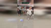 宝宝刚学会走路，老人迫不及待拿菜刀砍掉“绊脚绳”